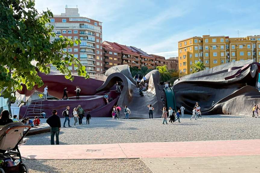 Старый парк Гулливер в русле Турии